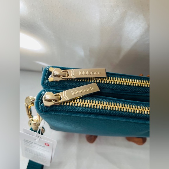 🎉🔥HOST PICK🔥🎉LULULEMON CURVED WRISTLET
VELOUR 🌸TEAL COLOUR - Picture 7 of 9